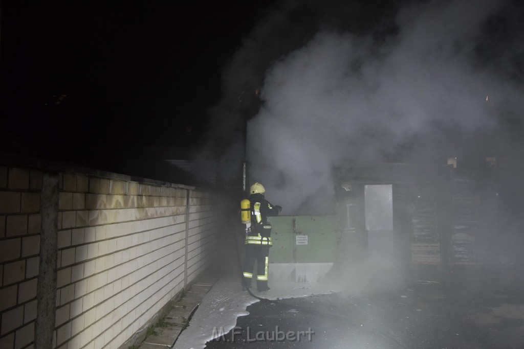 Feuer Papp Presscontainer Koeln Hoehenberg Bochumerstr P100.JPG - Miklos Laubert